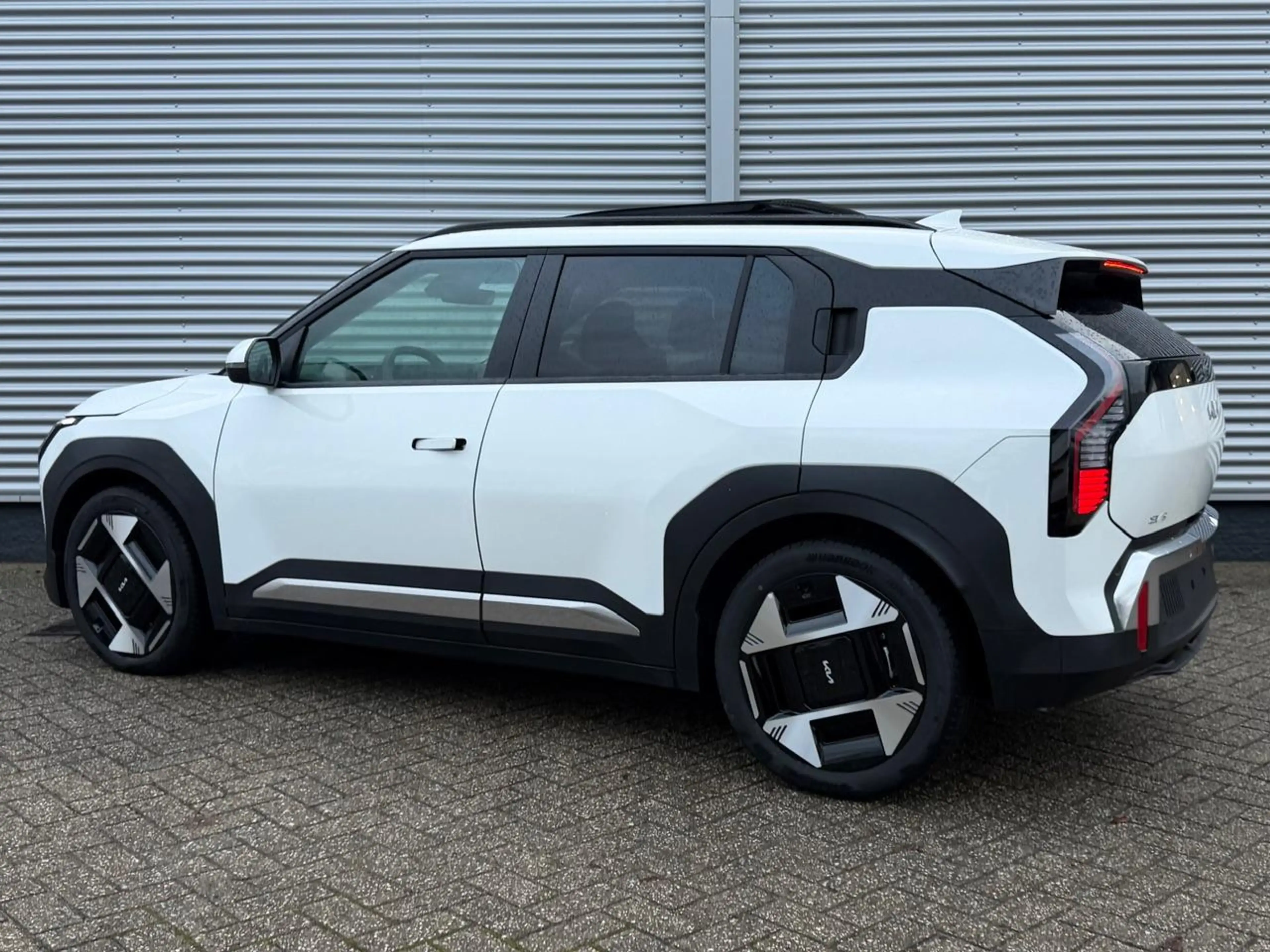 Kia EV3 58,3 kWh 204pk Plus Advanced | Schuif/Kanteldak | — photo 3