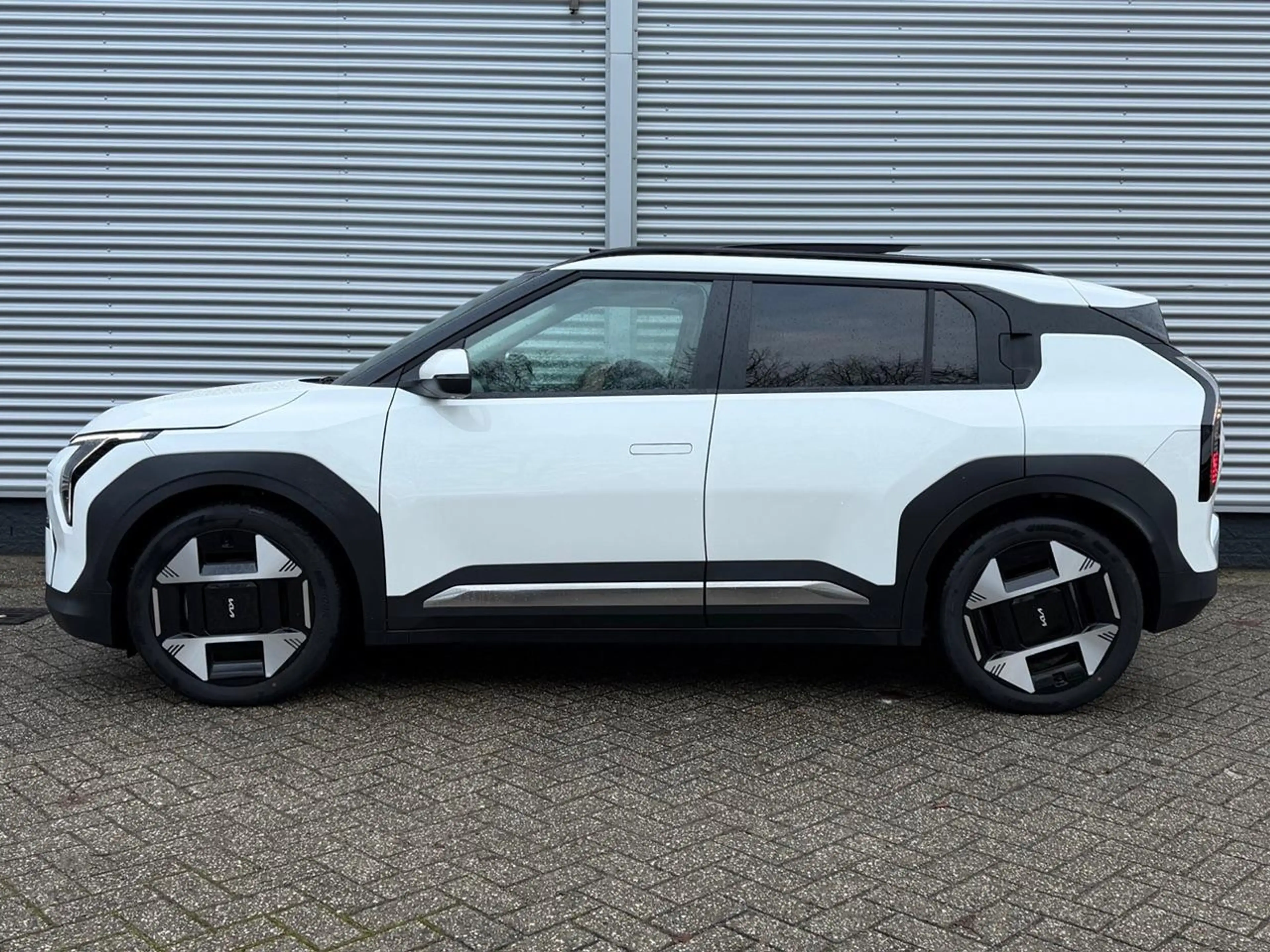 Kia EV3 58,3 kWh 204pk Plus Advanced | Schuif/Kanteldak | — photo 2