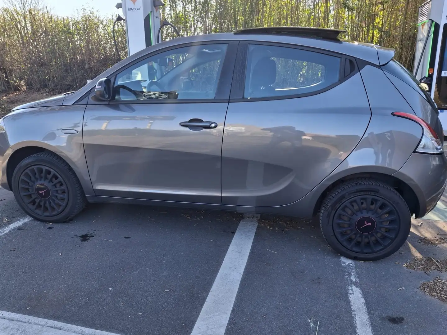 Lancia Ypsilon 1.4i Grijs - 2