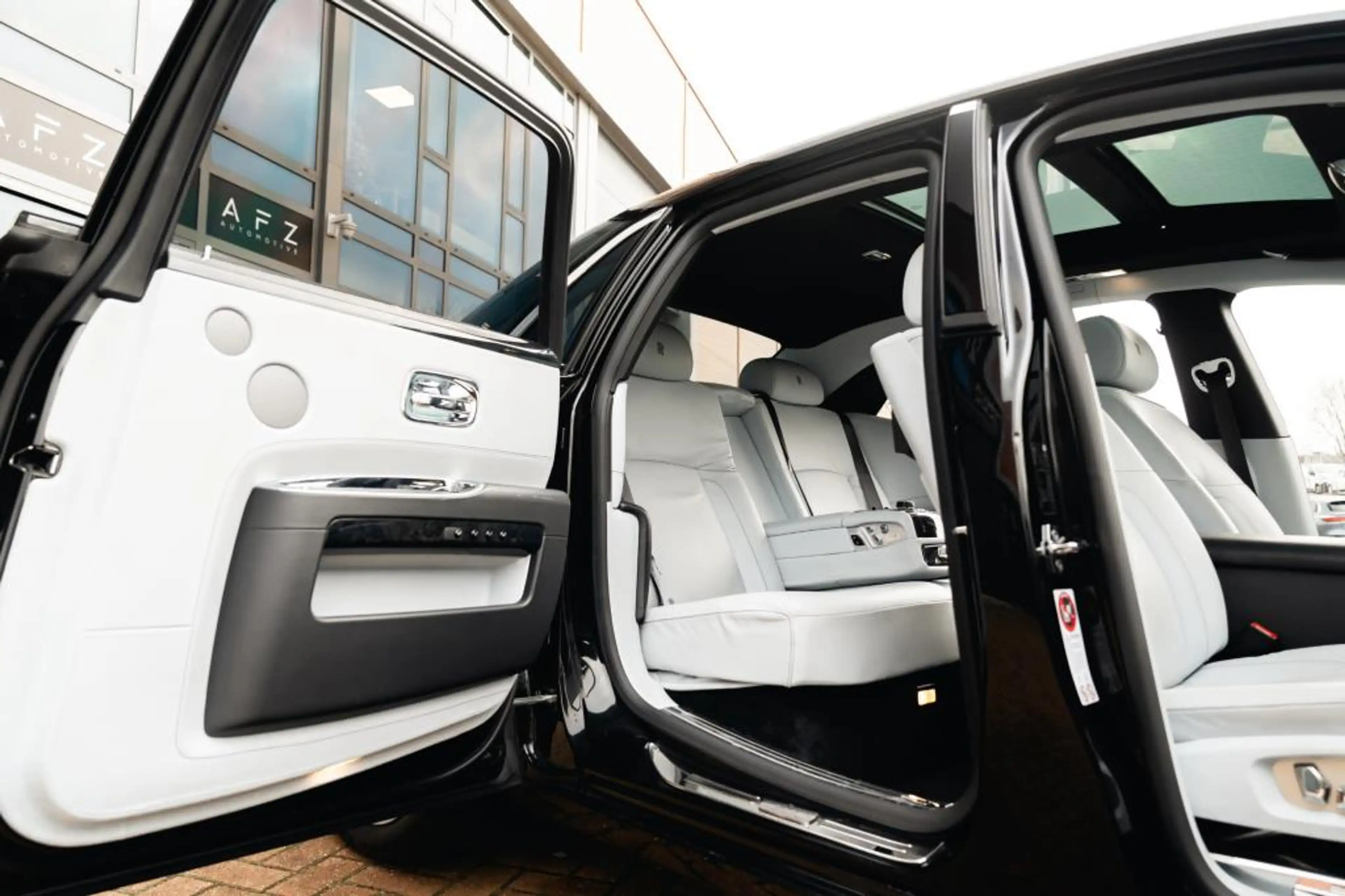 Rolls-Royce Ghost 6.6 V12 — photo 13