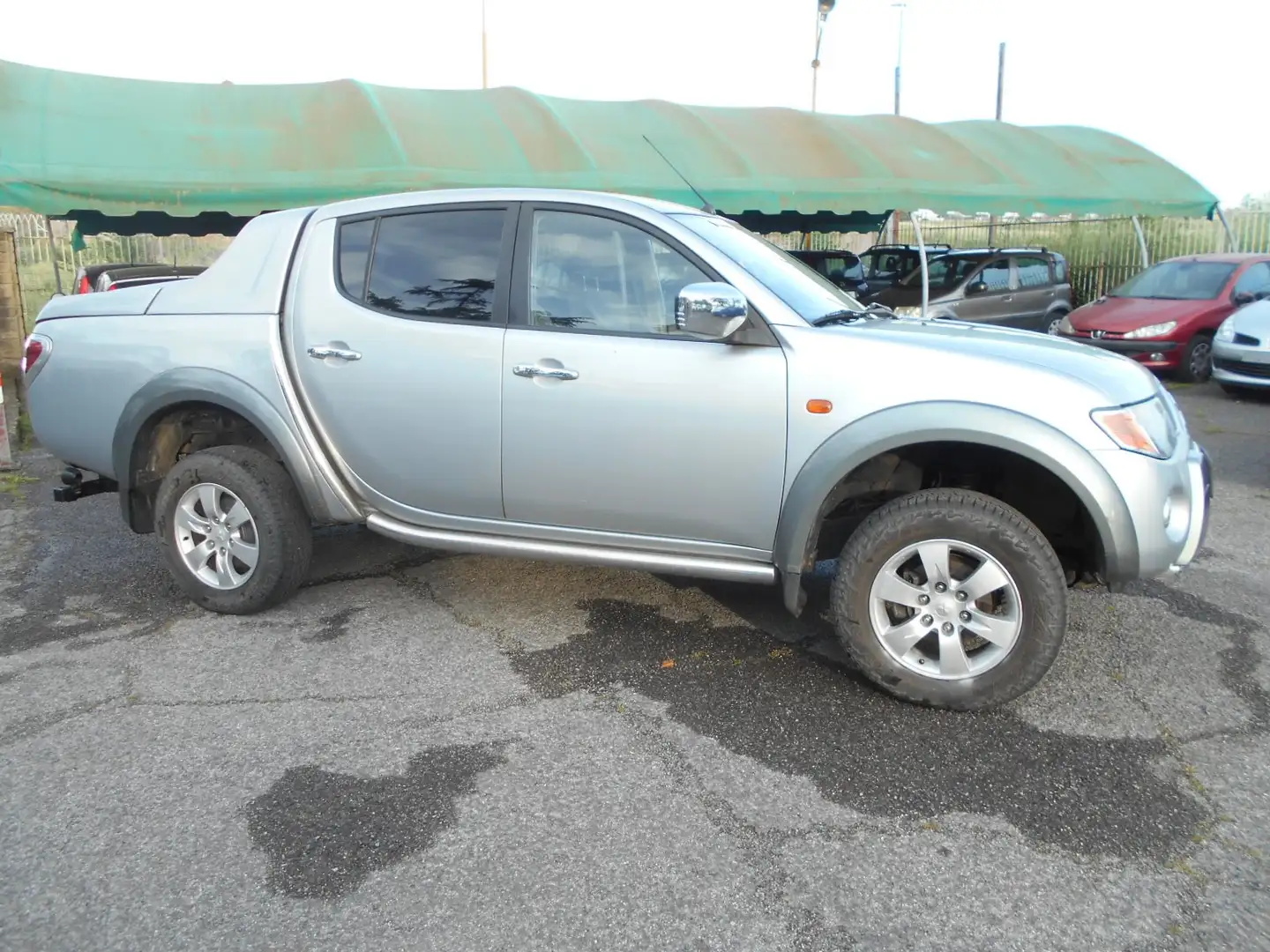 Mitsubishi L200 L200 d.cab 2.5 di-d Intense Plateado - 1