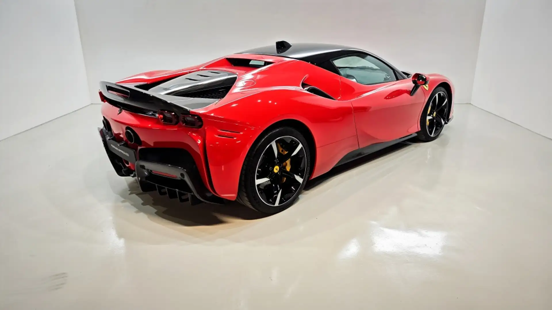 Ferrari SF90 Stradale Rojo - 2