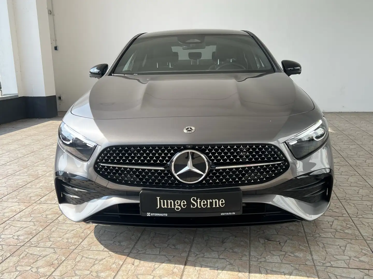 Mercedes-Benz A 200 A 200 AMG Line/Pano.-Dach/Kamera/AHK Navi/Styling Grau - 2