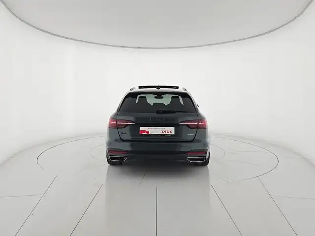 Audi A4 Avant view 4