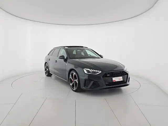 Audi A4 Avant view 6
