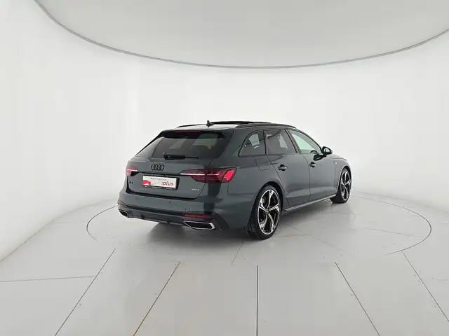 Audi A4 Avant view 5