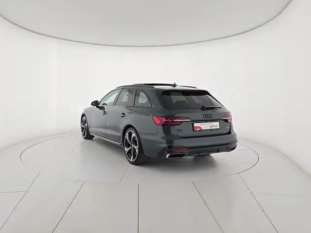 Audi A4 Avant view 3