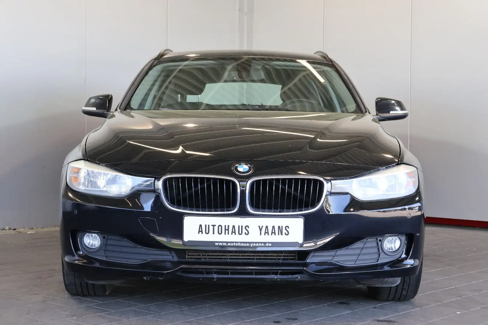 BMW 320 d Touring TEMPOMAT+PDC+BT+ALU Schwarz - 2