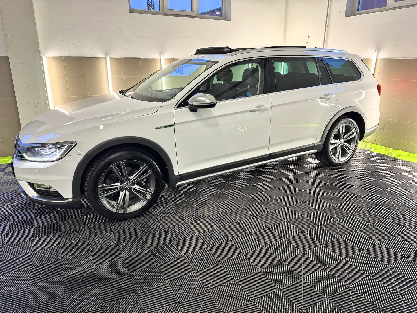 Volkswagen Passat Alltrack Alltrack 4Motion Pano/ACC/Massage/Navi/Kamera/SHZ Weiß - 2