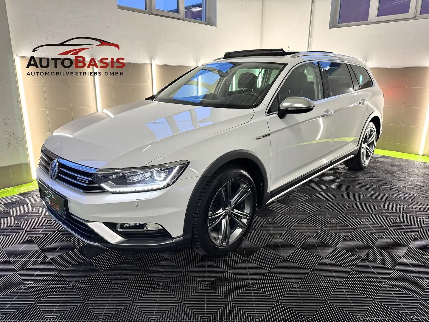 Volkswagen Passat Alltrack Alltrack 4Motion Pano/ACC/Massage/Navi/Kamera/SHZ Weiß - 1