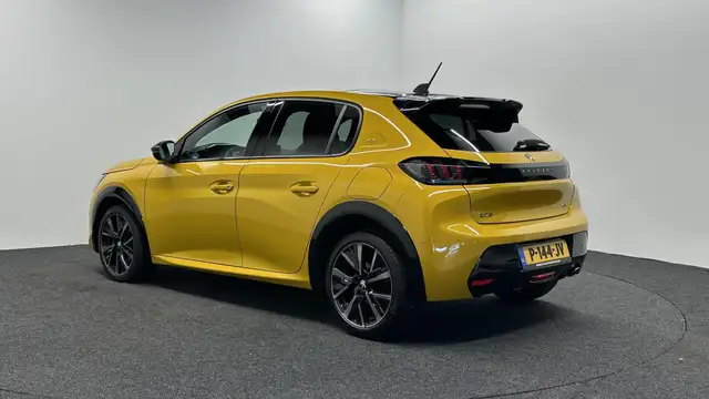 Peugeot 208 view 4