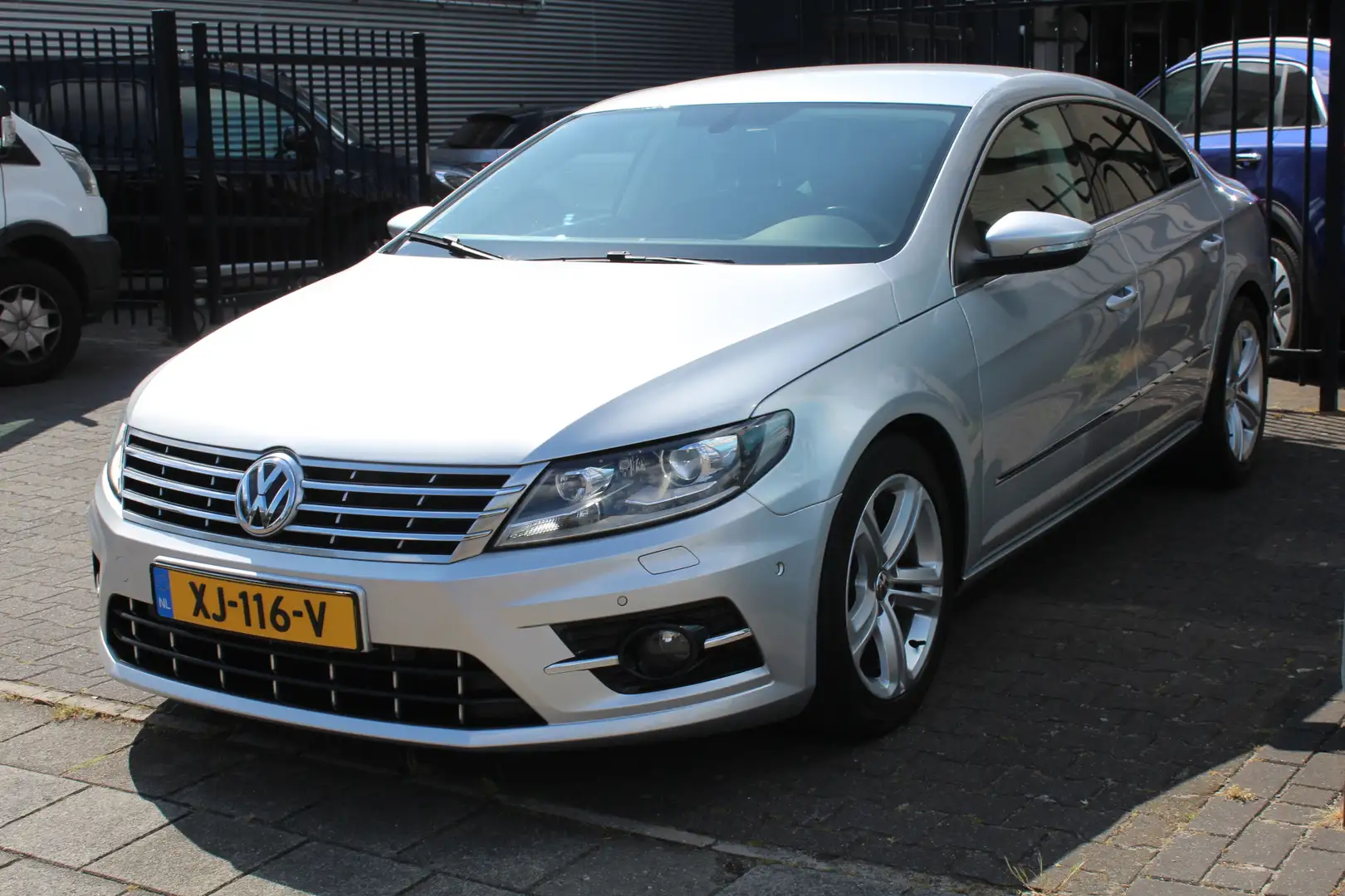 Volkswagen Passat Coupe 1.4 TSI ACT Connected Series Plus 150pk Navi Grijs - 2