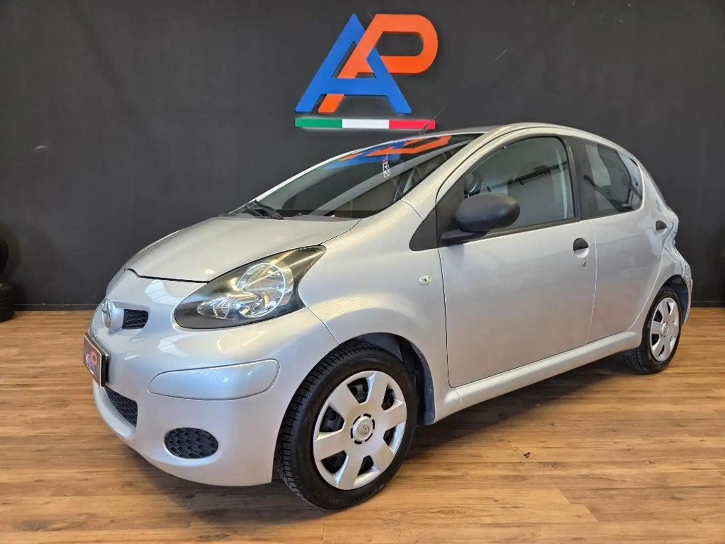 Toyota Aygo 1.0 12V VVT-i 5 porte Deep Ocean Connect Argento - 1