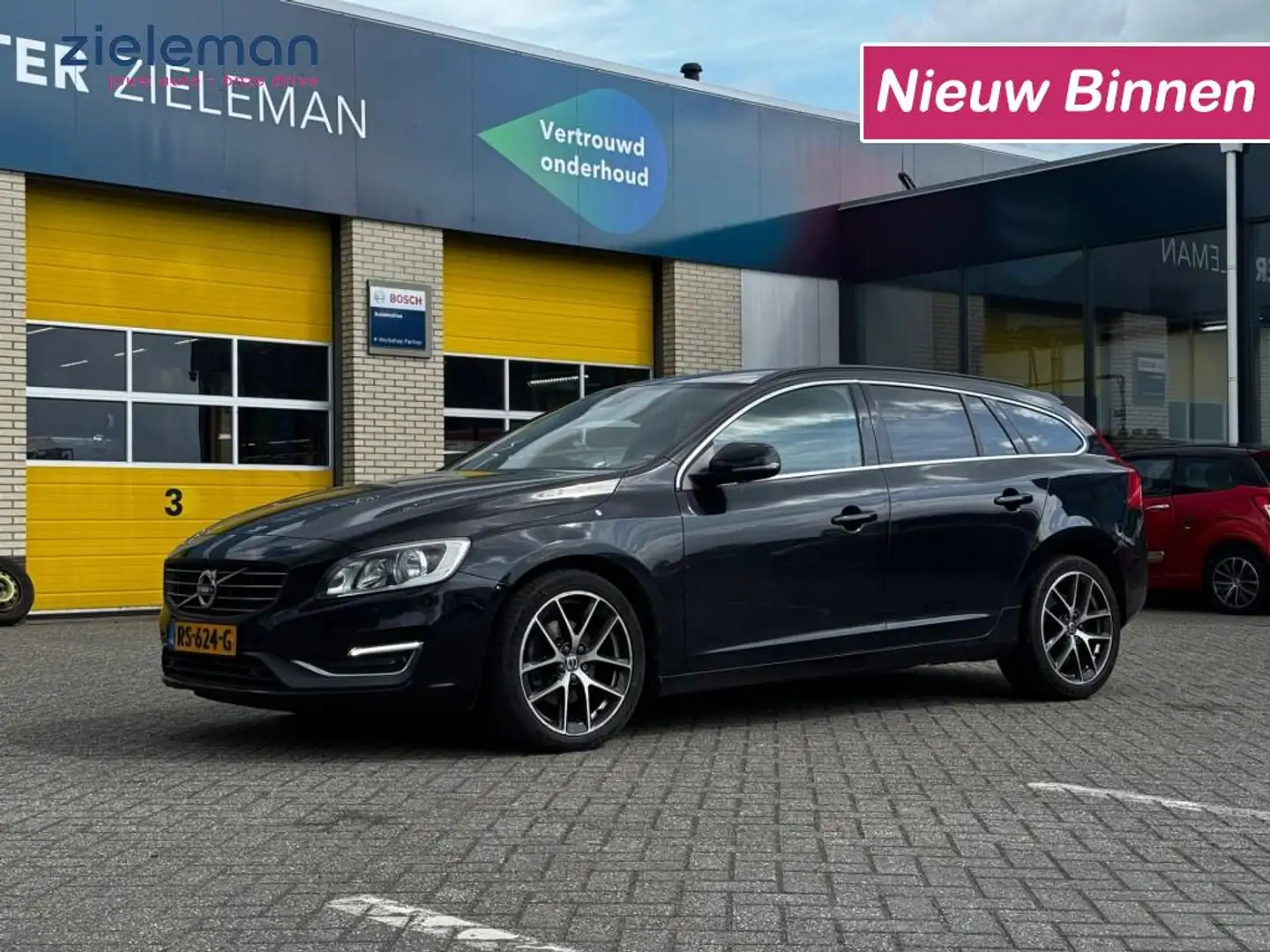 Volvo V60 2.0 D4 Momentrum Automaat - Navi, leer, Cruise, Tr Černá - 1