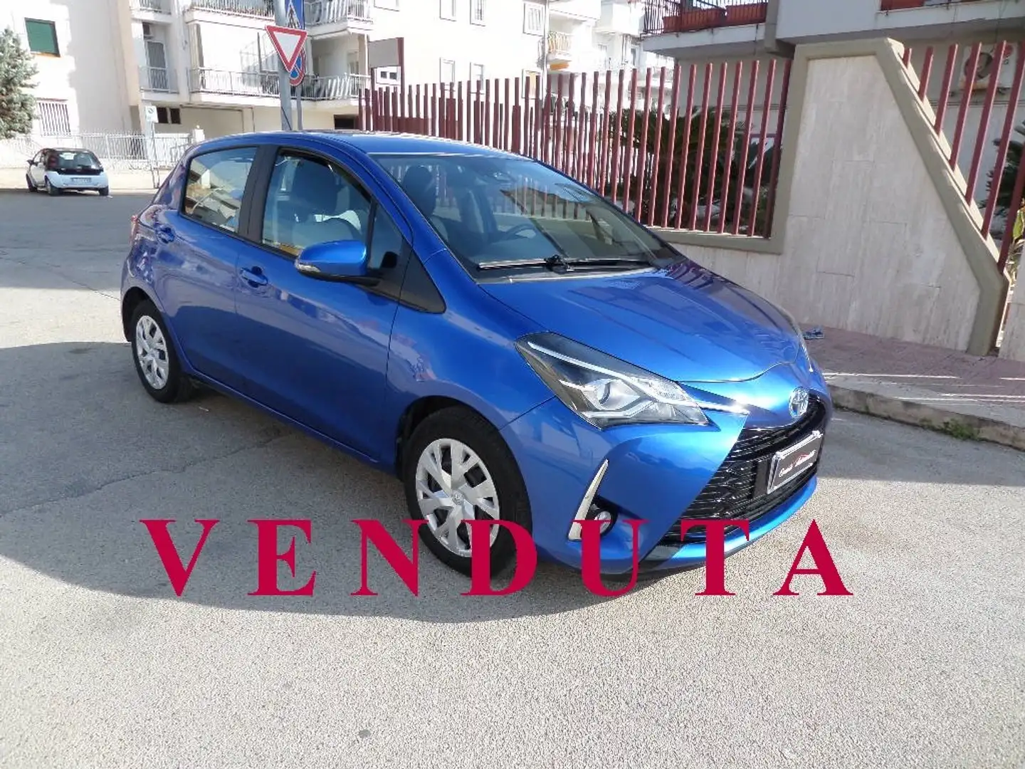 Toyota Yaris 1.5 HYBRID BUSINESS 5P Bleu - 1
