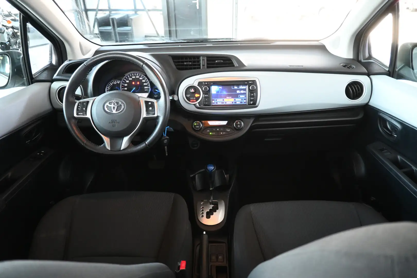 Toyota Yaris 1.5 Full Hybrid Aspiration Automaat Clima Dealer O Gri - 2