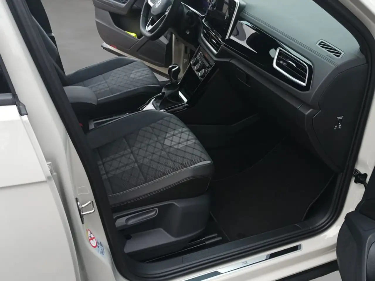 Volkswagen T-Roc R-Line 1.0 l TSI RFK LED-PLUS APP-Connect 17