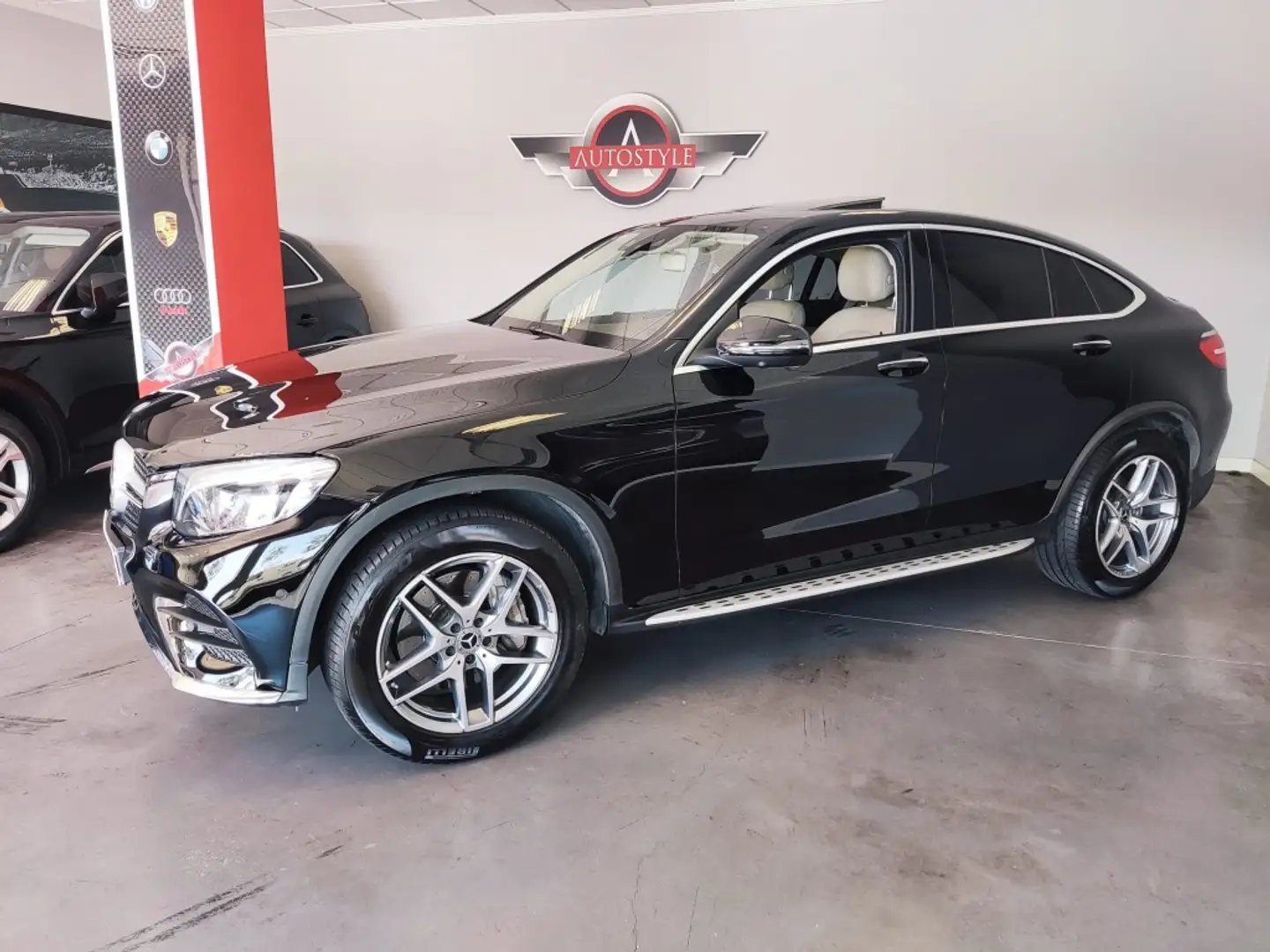 Mercedes-Benz GLC 220 Coupé 220d 4Matic Aut. Zwart - 2