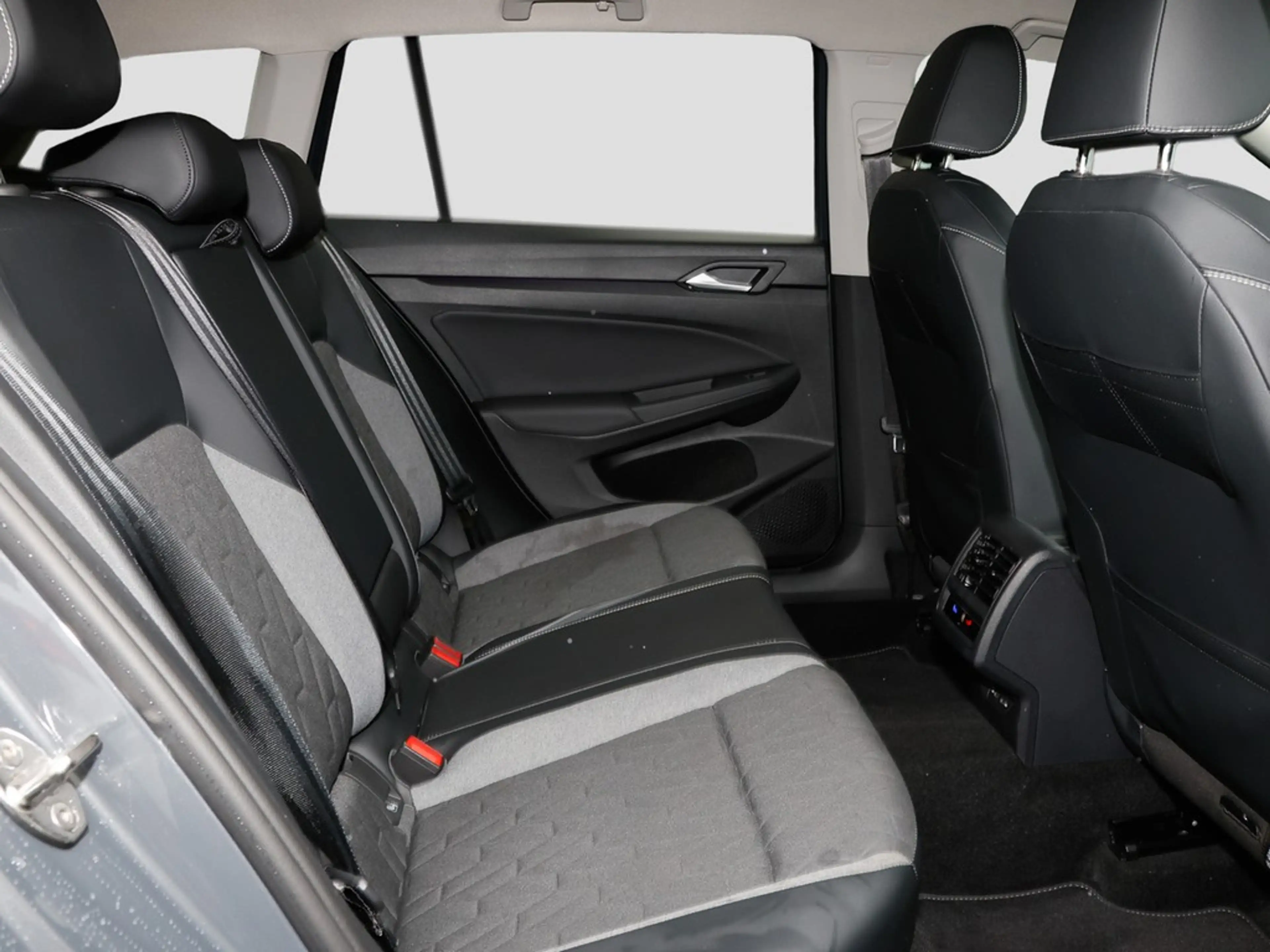 Volkswagen Golf Variant 1.5 eTSI DSG Energy AHK/AppConnect — photo 10