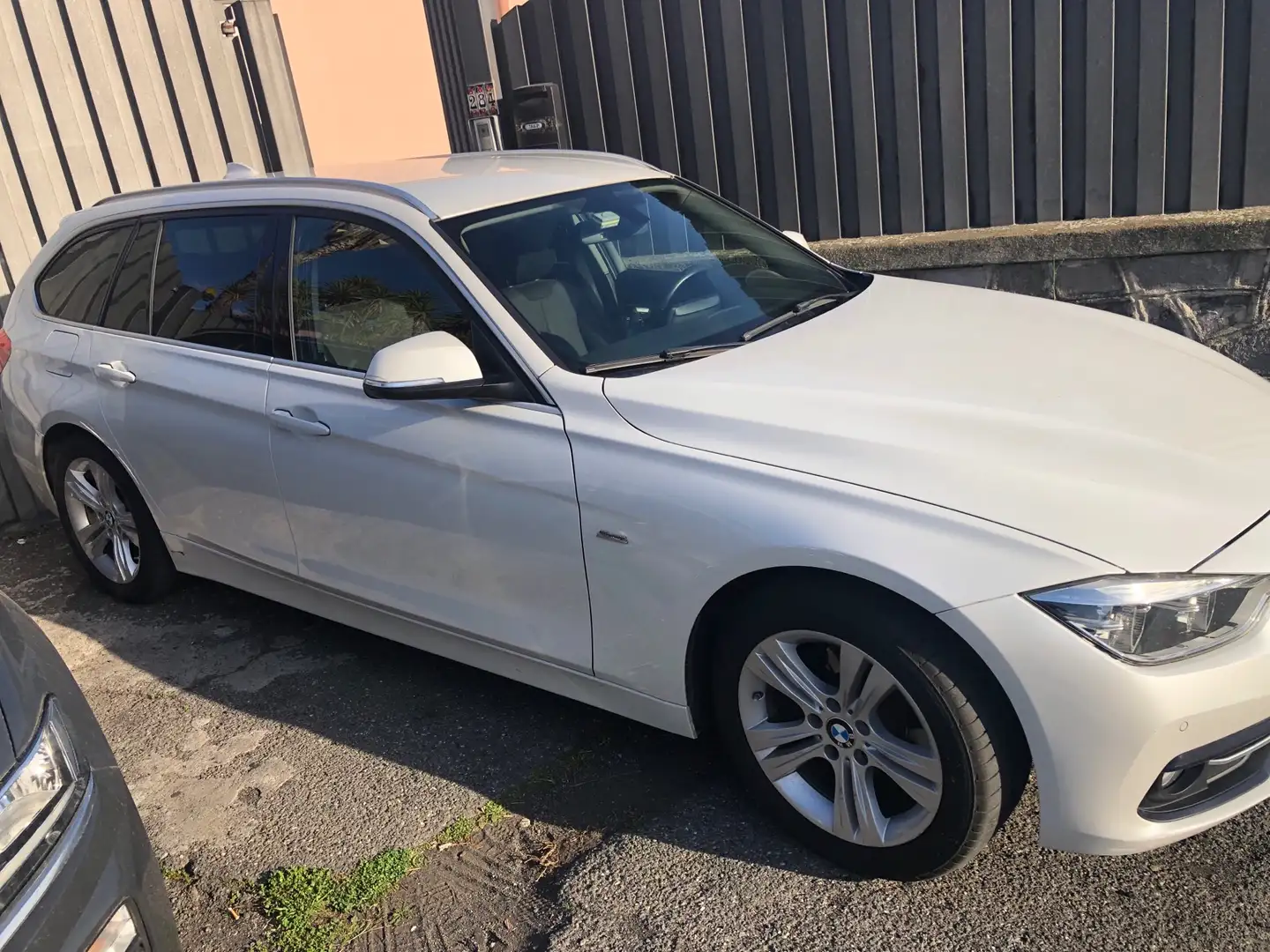 BMW 316 316d Touring Business Advantage auto White - 2