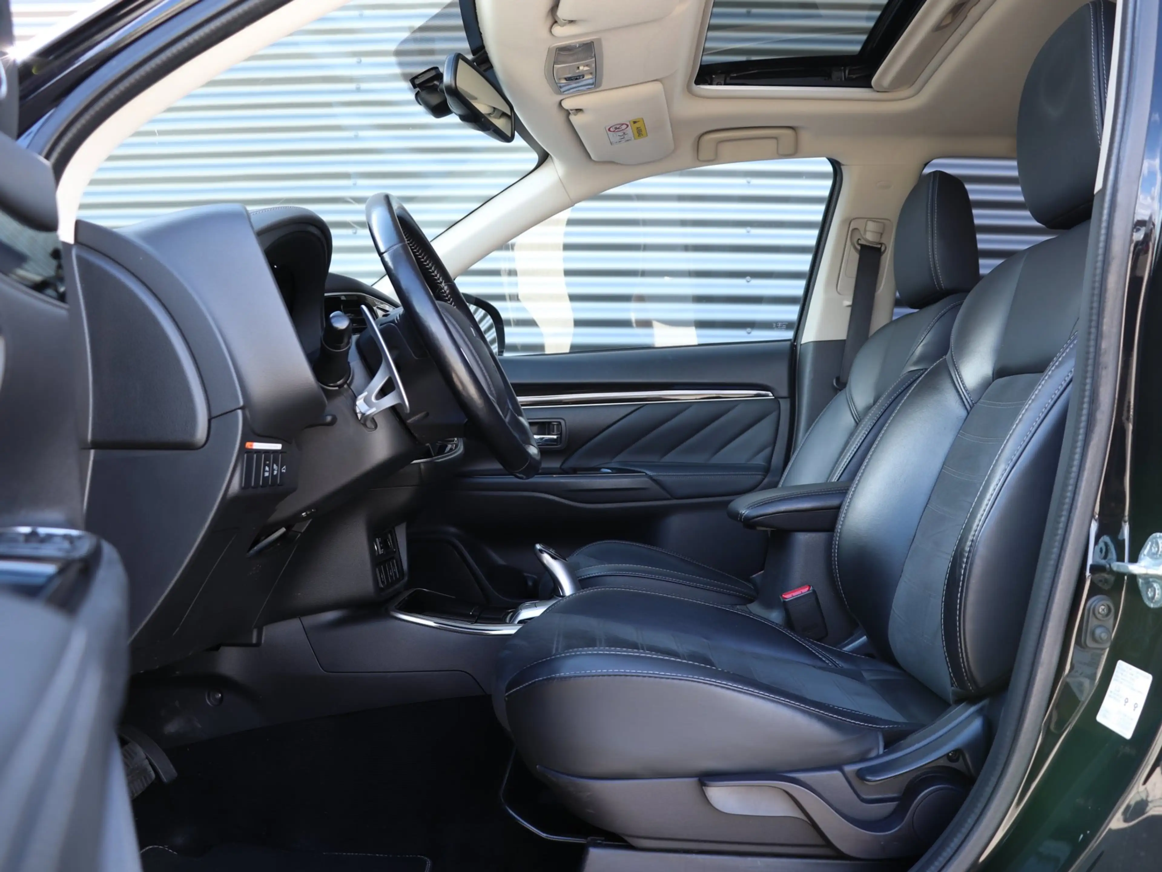 Mitsubishi Outlander 2.4 PHEV Intense+ *Schuifdak*Trekhaak* — photo 5