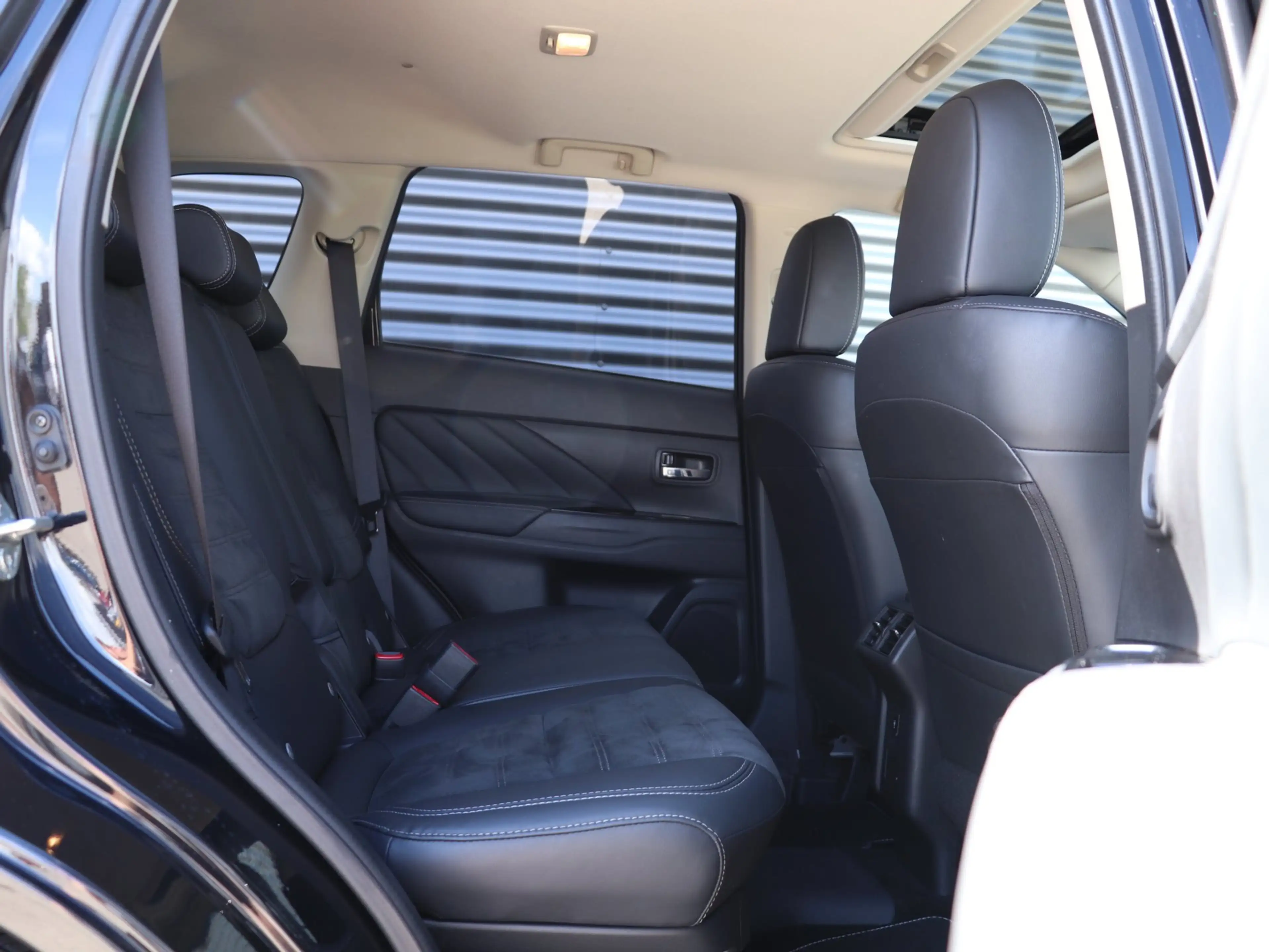 Mitsubishi Outlander 2.4 PHEV Intense+ *Schuifdak*Trekhaak* — photo 9