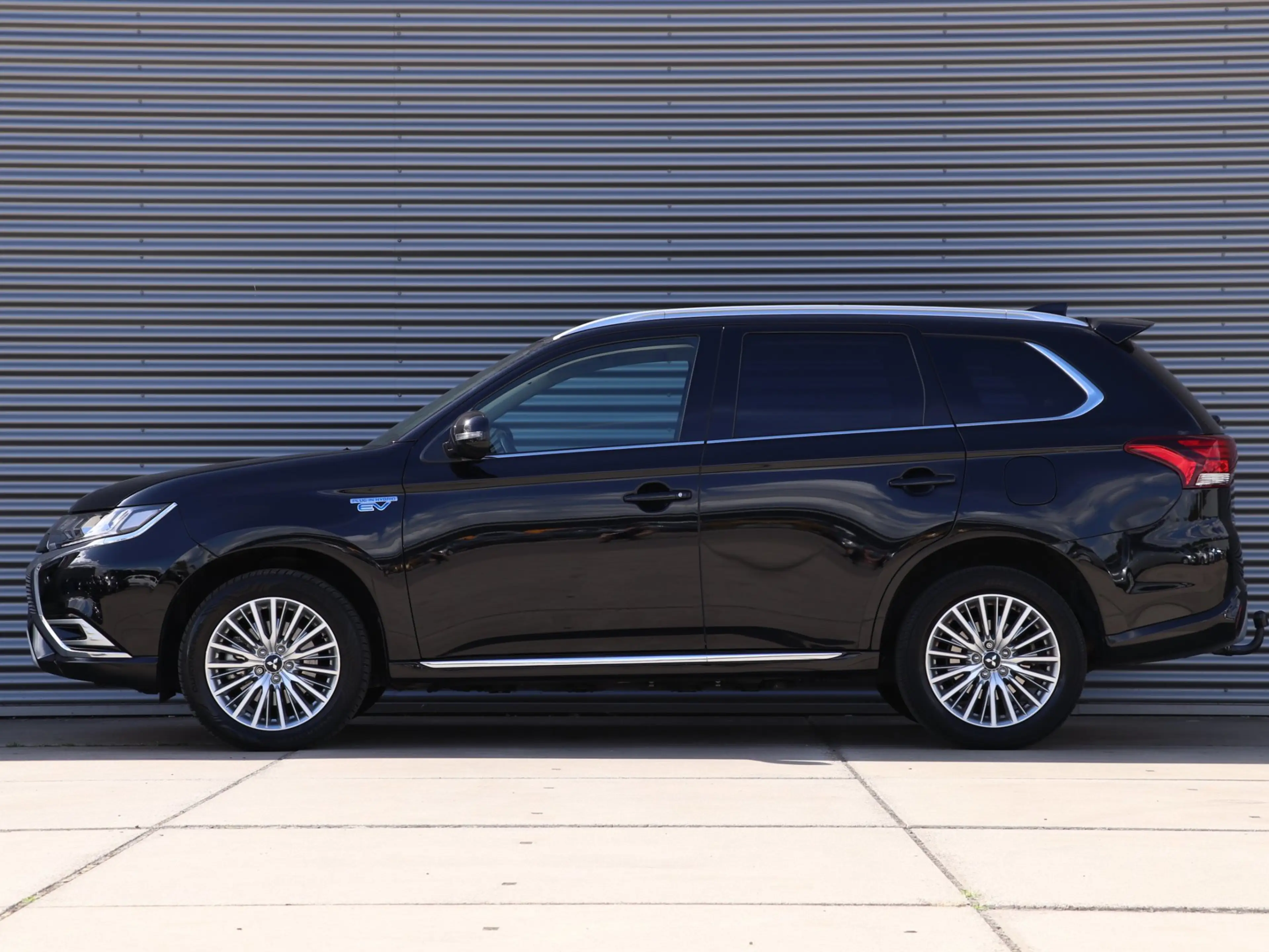 Mitsubishi Outlander 2.4 PHEV Intense+ *Schuifdak*Trekhaak* — photo 4
