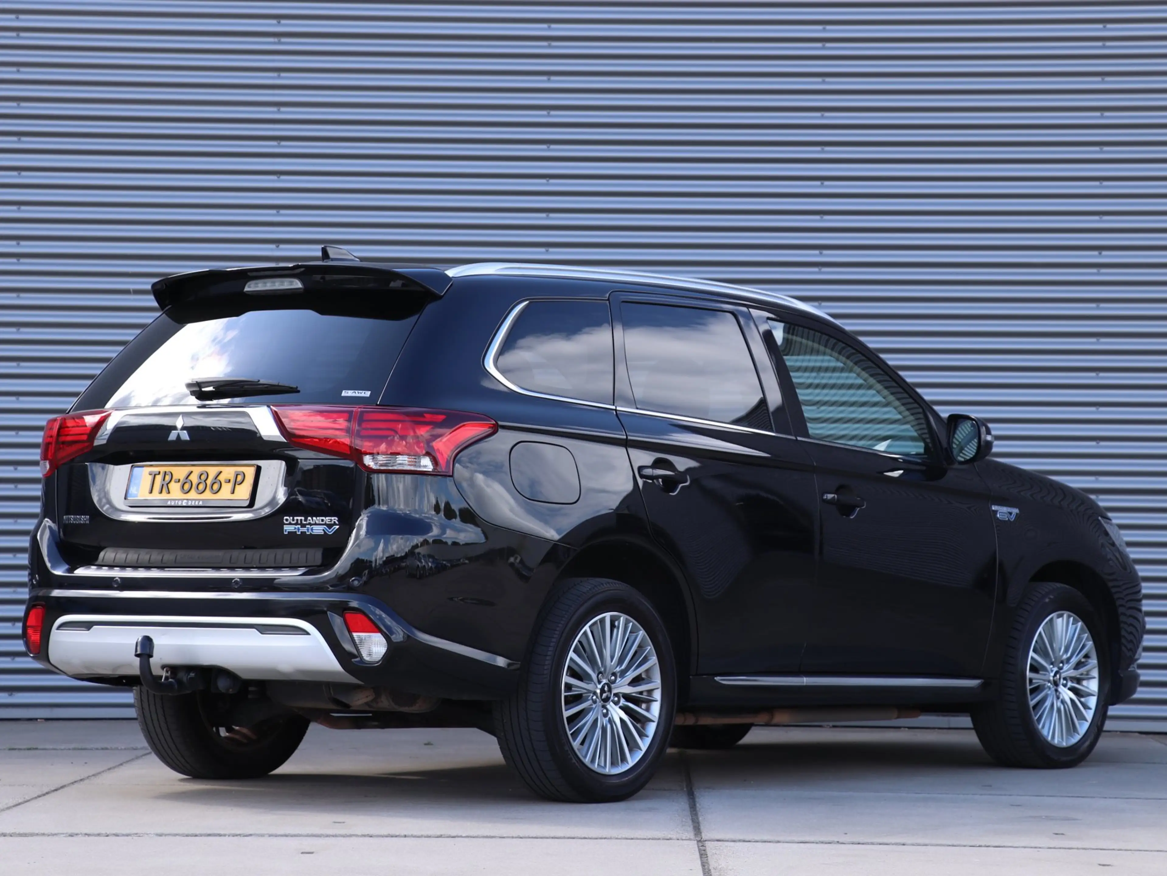 Mitsubishi Outlander 2.4 PHEV Intense+ *Schuifdak*Trekhaak* — photo 2