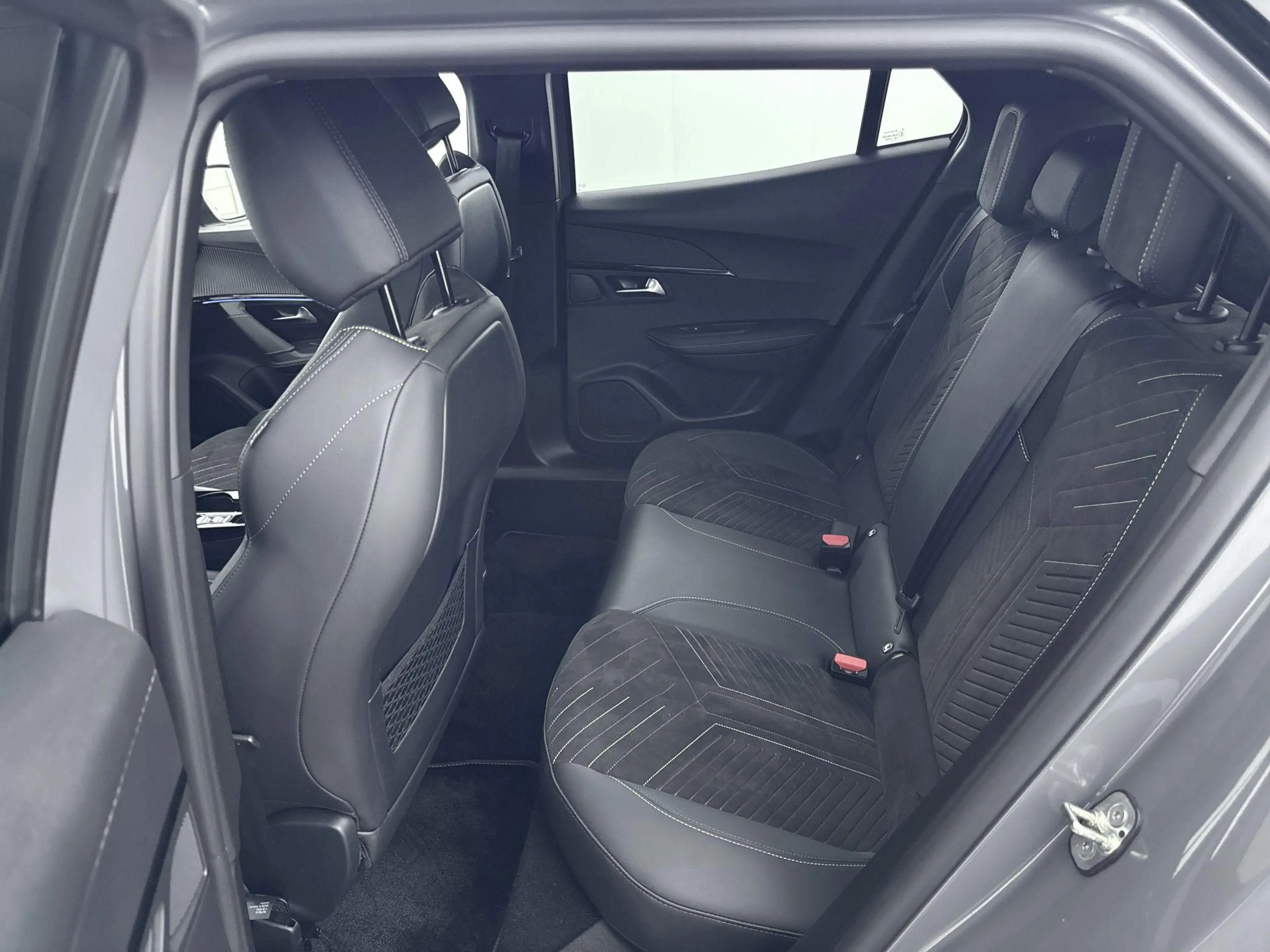 Peugeot e-2008 EV GT Avantage 54 kWh | Alcantara Bekleding | Stoe — photo 15