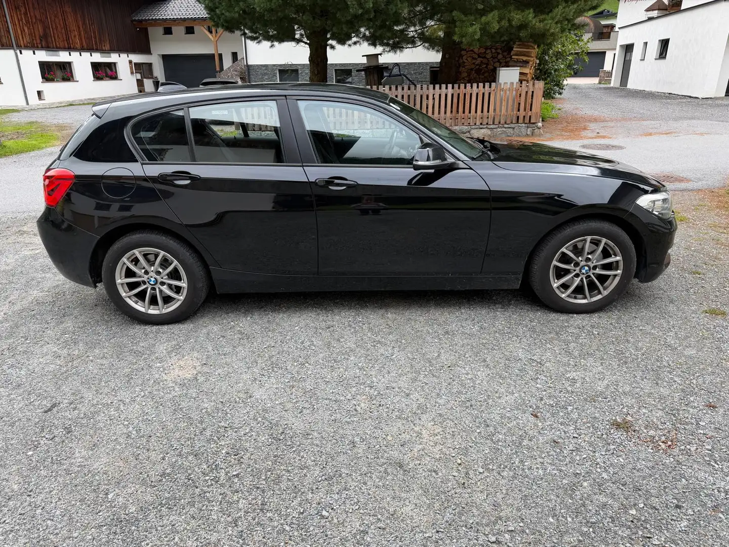 BMW 118 118d xDrive Schwarz - 2
