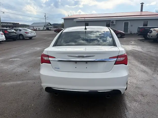Chrysler 200 2011 — photo 5