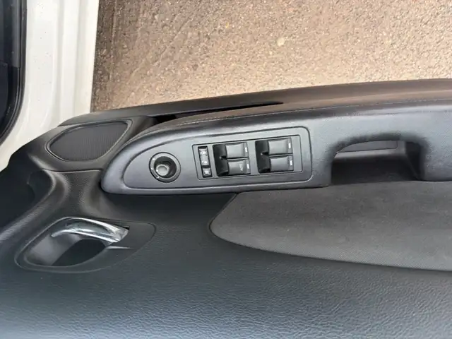 Chrysler 200 2011 — photo 8