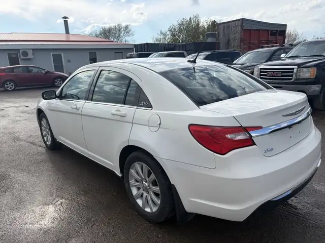 Chrysler 200 2011 — photo 6