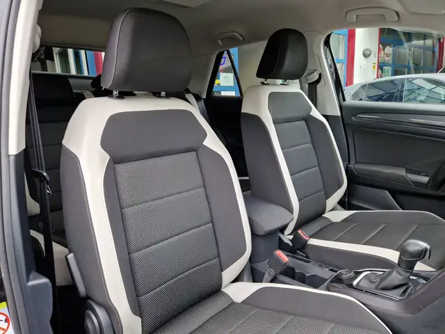 Volkswagen T-Roc view 9