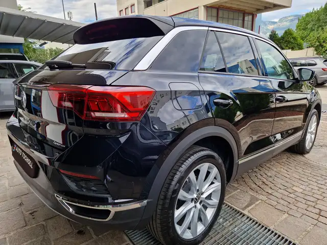 Volkswagen T-Roc view 3