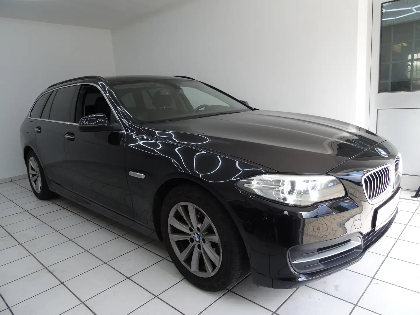 BMW 520 520 d Touring xDrive 2.0 Klima Navi BC SH Schwarz - 1