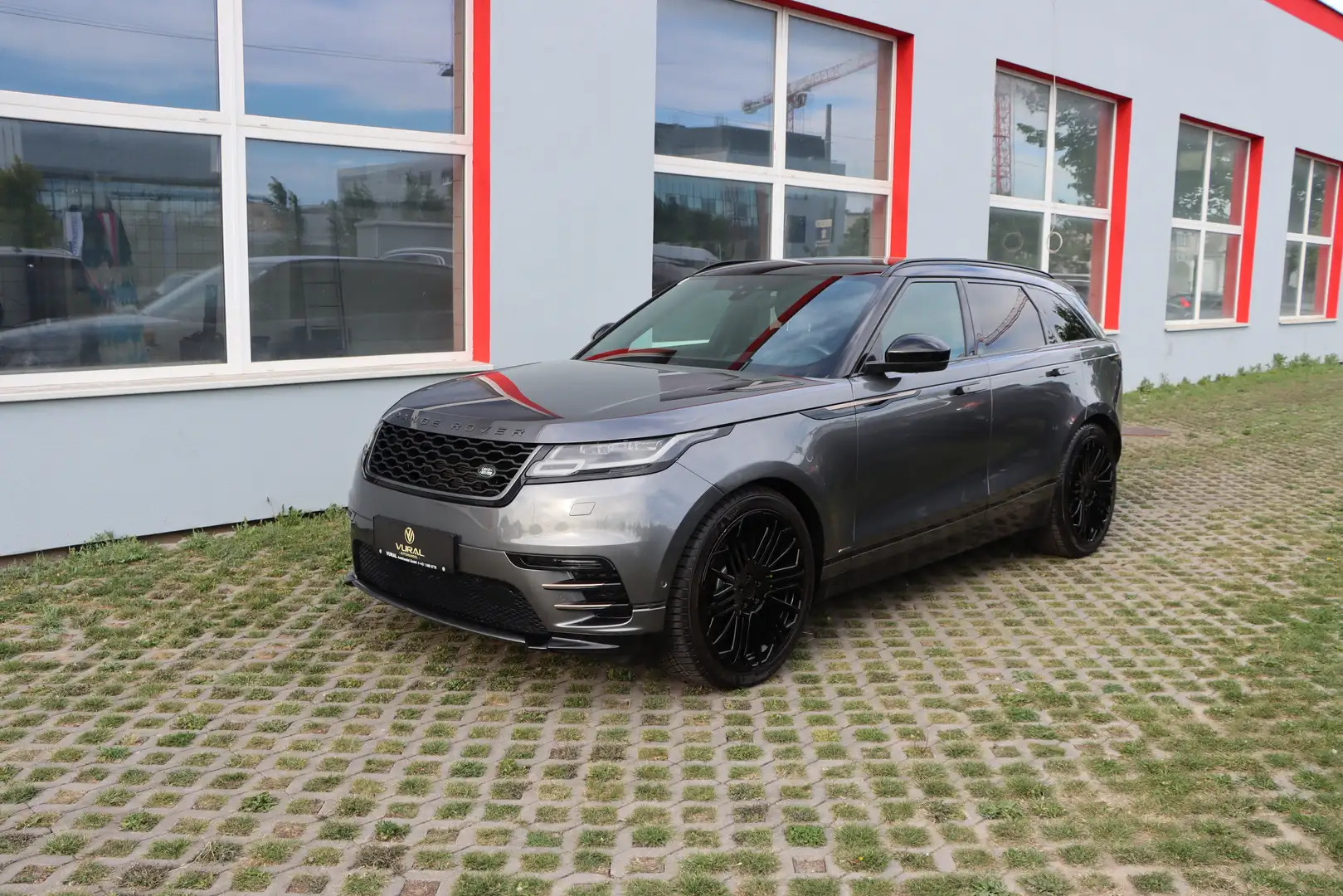Land Rover Range Rover Velar 2.0D R-DYNAMIC Allrad HSE Aut. | LEDER | NAVI | Grau - 2