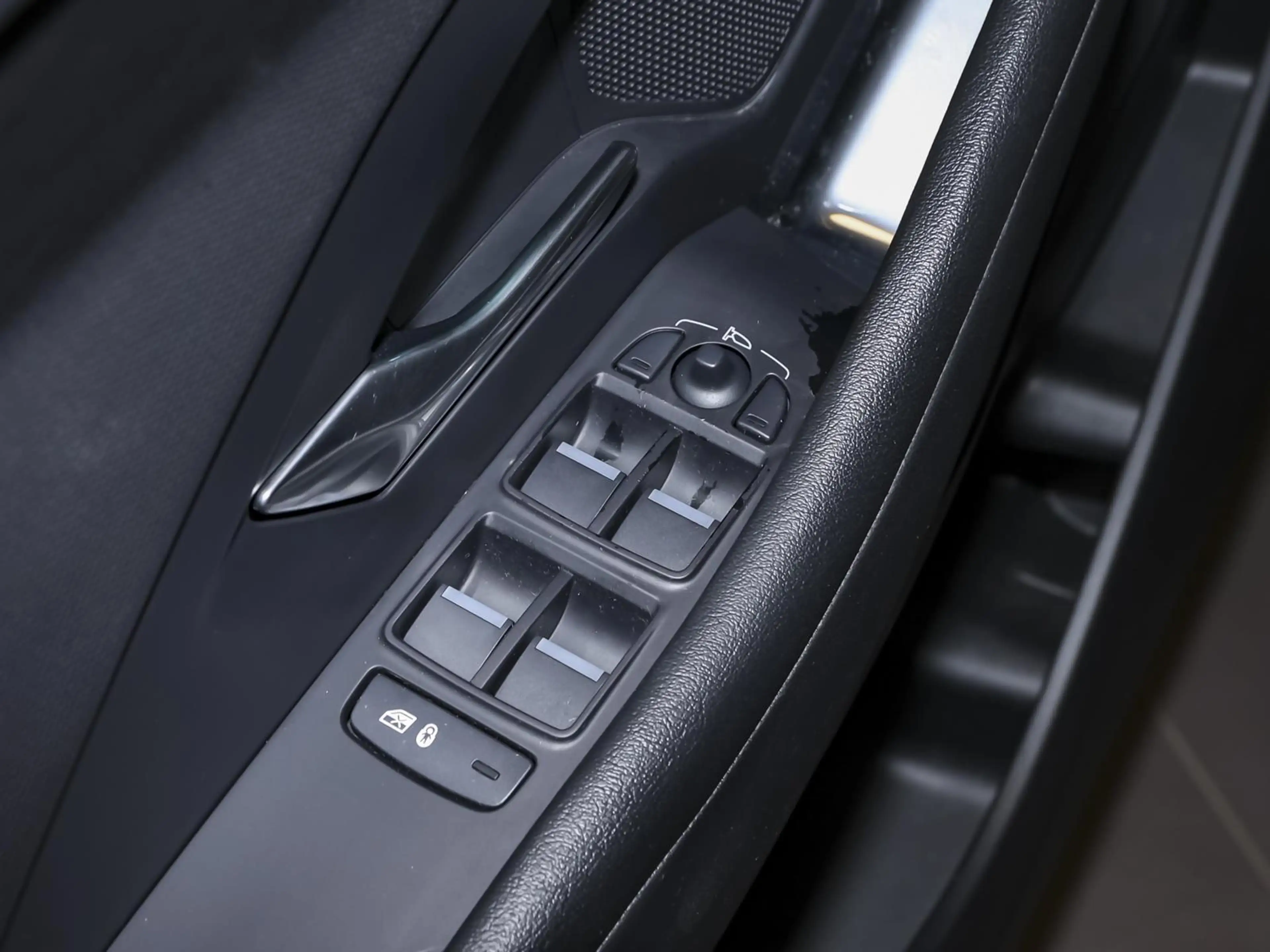 Jaguar E-Pace D150 AWD LED CARPLAY KAMERA ALLWETTERREIFEN — photo 10
