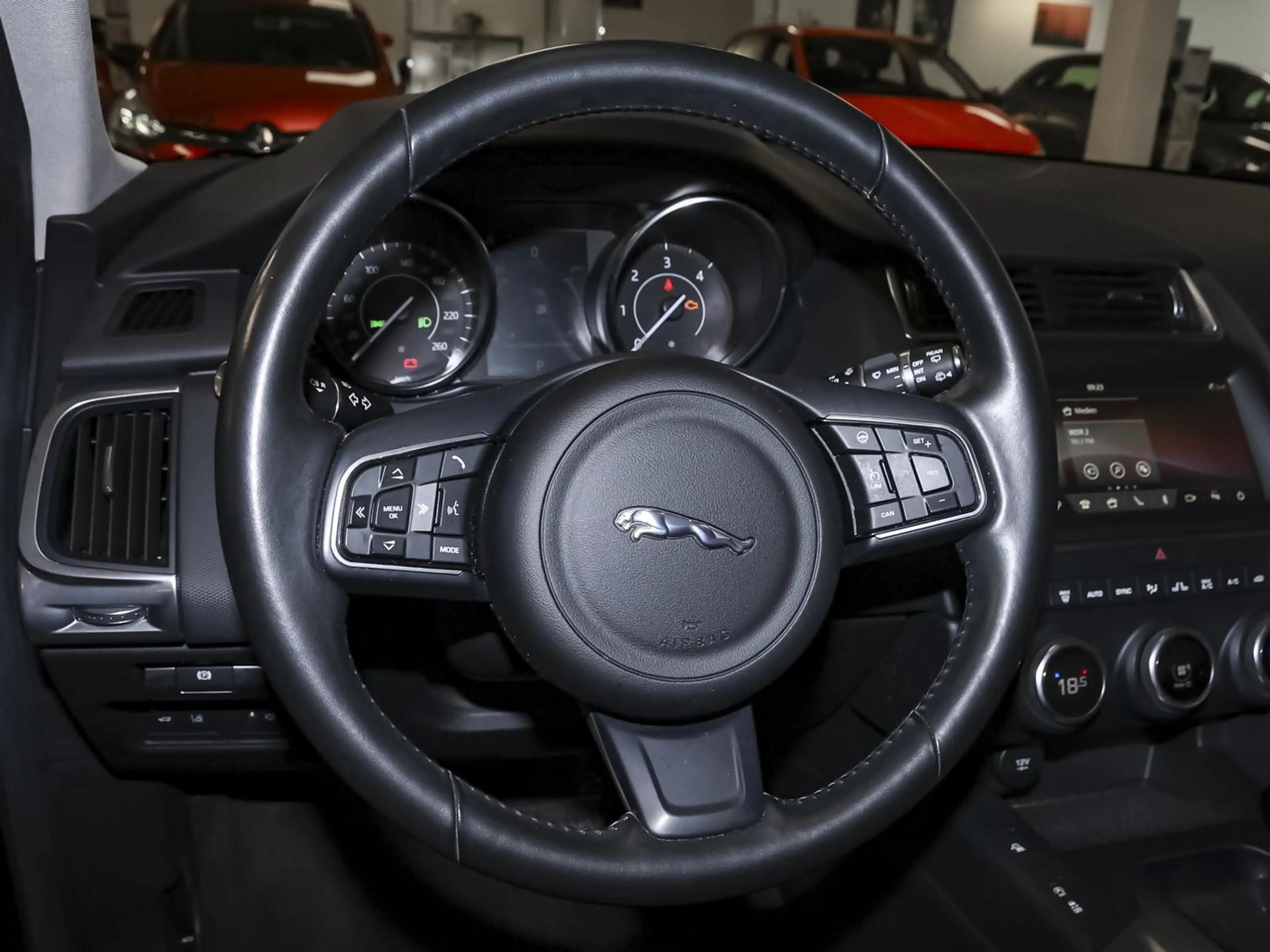 Jaguar E-Pace D150 AWD LED CARPLAY KAMERA ALLWETTERREIFEN — photo 9