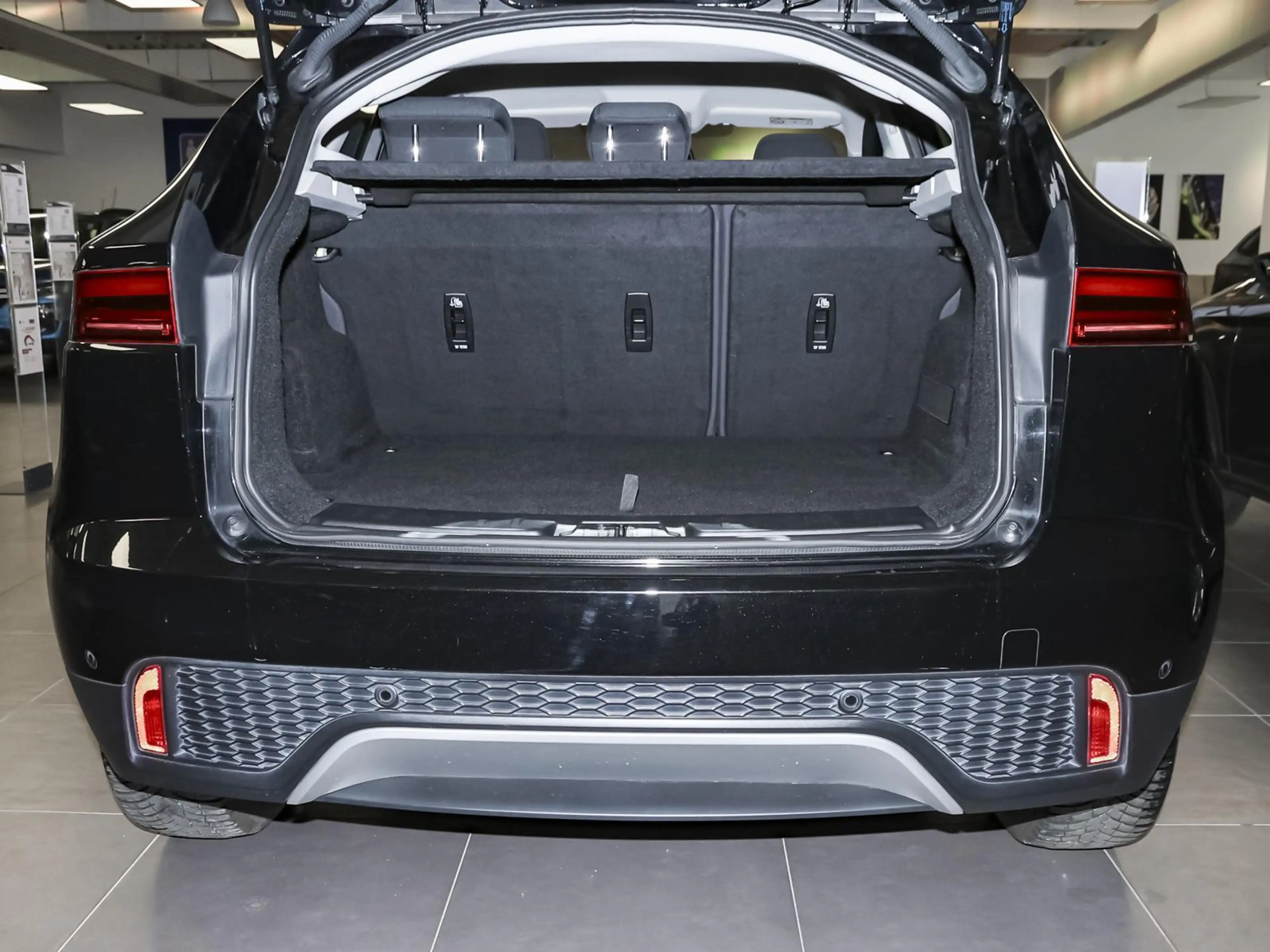 Jaguar E-Pace D150 AWD LED CARPLAY KAMERA ALLWETTERREIFEN — photo 8