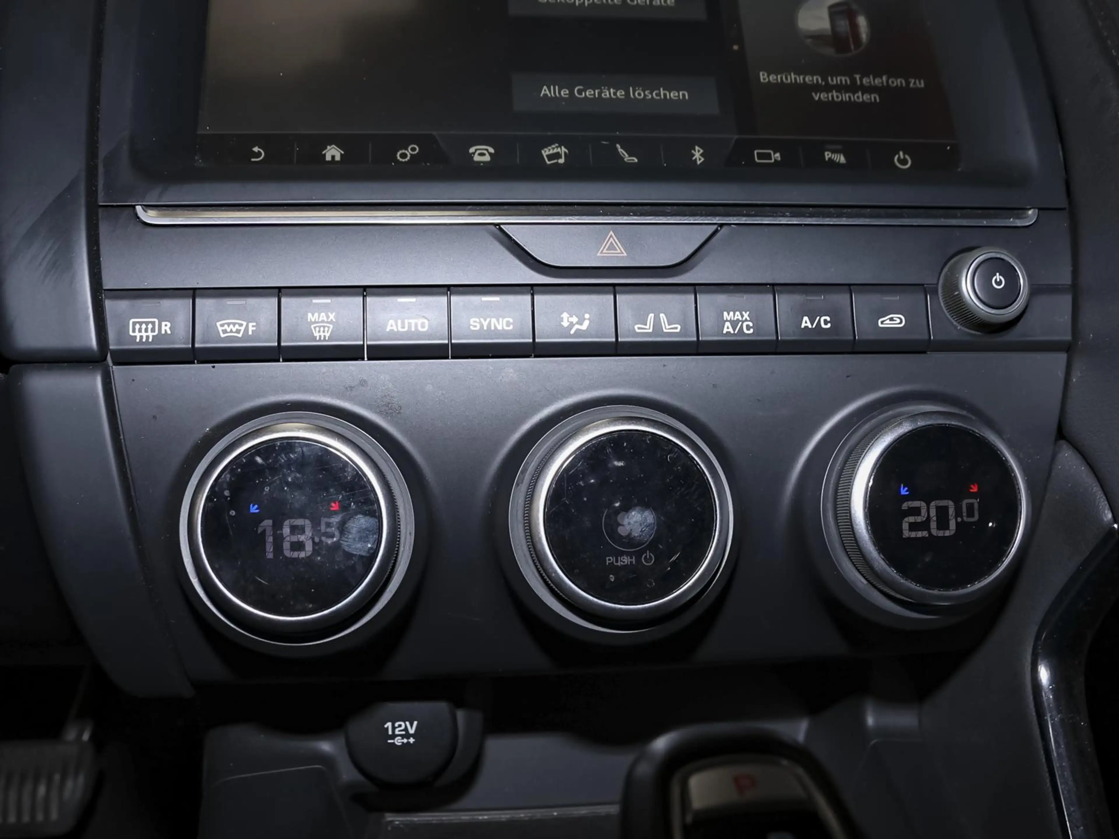 Jaguar E-Pace D150 AWD LED CARPLAY KAMERA ALLWETTERREIFEN — photo 12