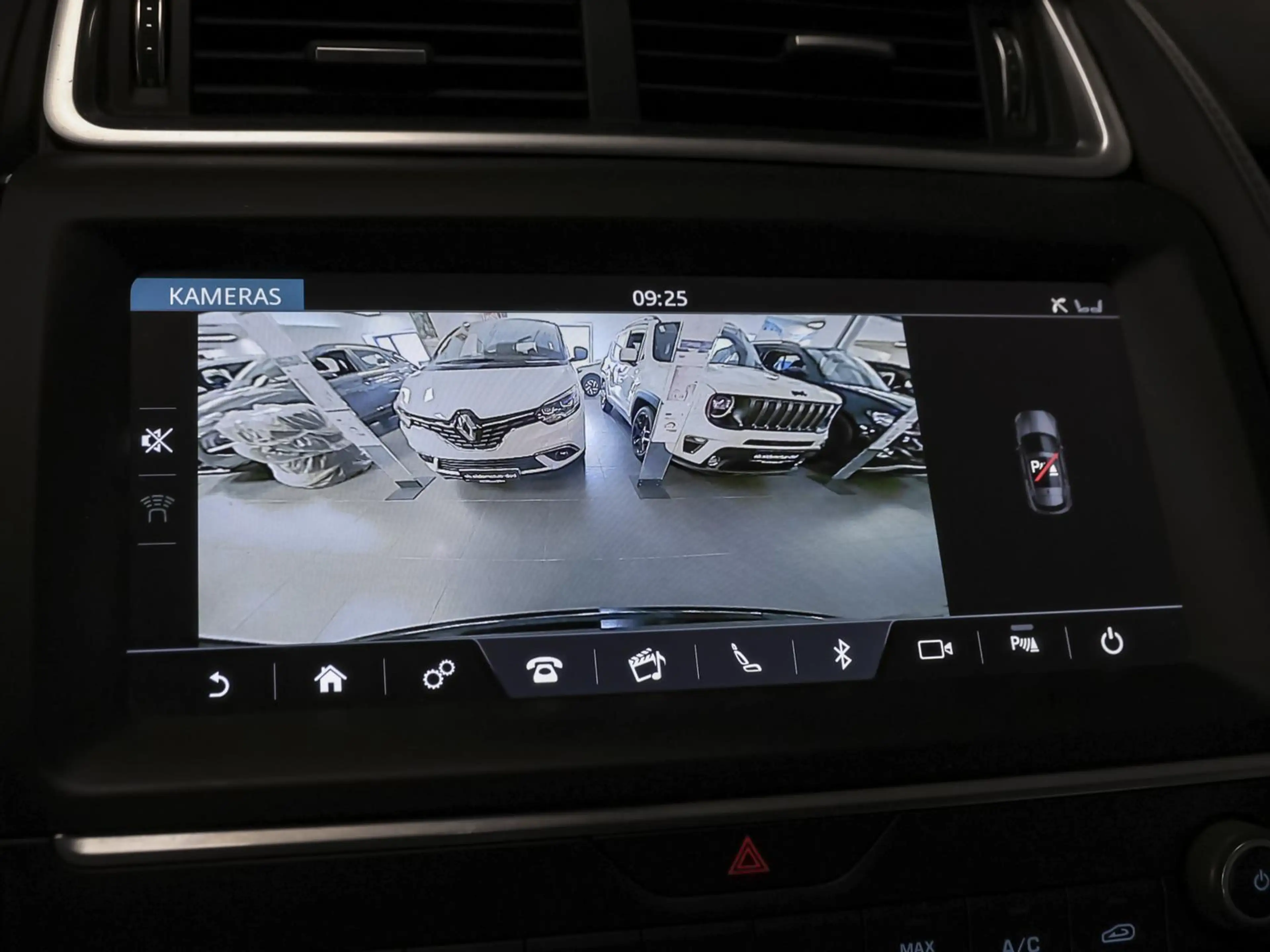 Jaguar E-Pace D150 AWD LED CARPLAY KAMERA ALLWETTERREIFEN — photo 14