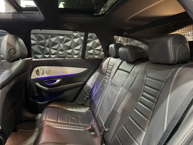 Mercedes-Benz 220 view 11