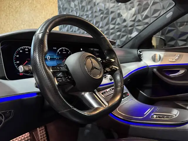 Mercedes-Benz 220 view 8