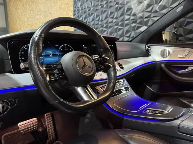 Mercedes-Benz 220 view 7