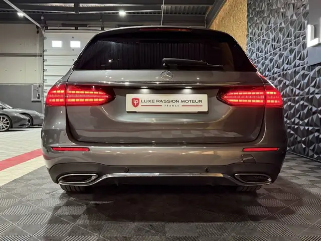 Mercedes-Benz 220 view 4