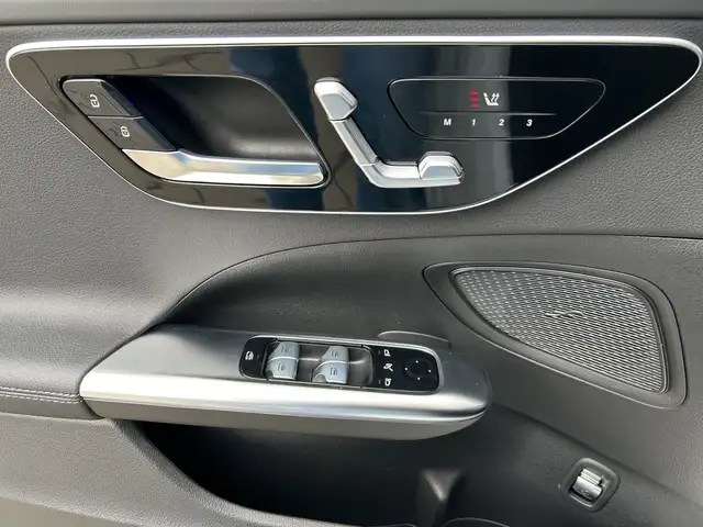 Mercedes-Benz C Class view 12
