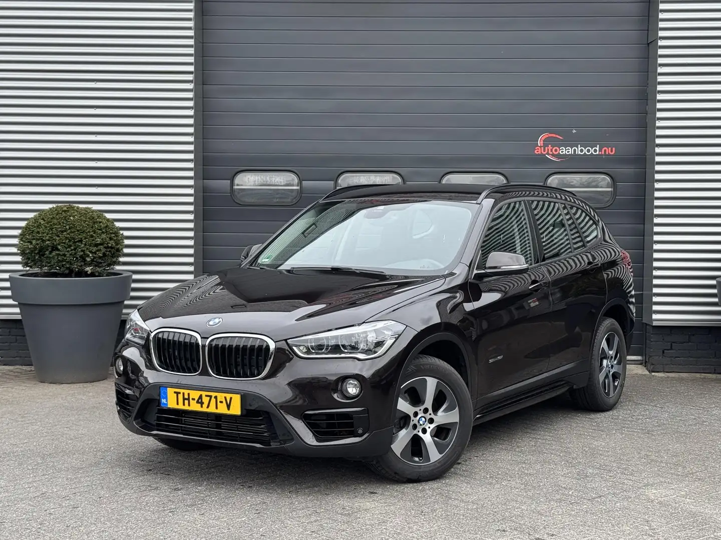 BMW X1 sDrive18i High Executive | Navigatie | Parkeersens Bruin - 1
