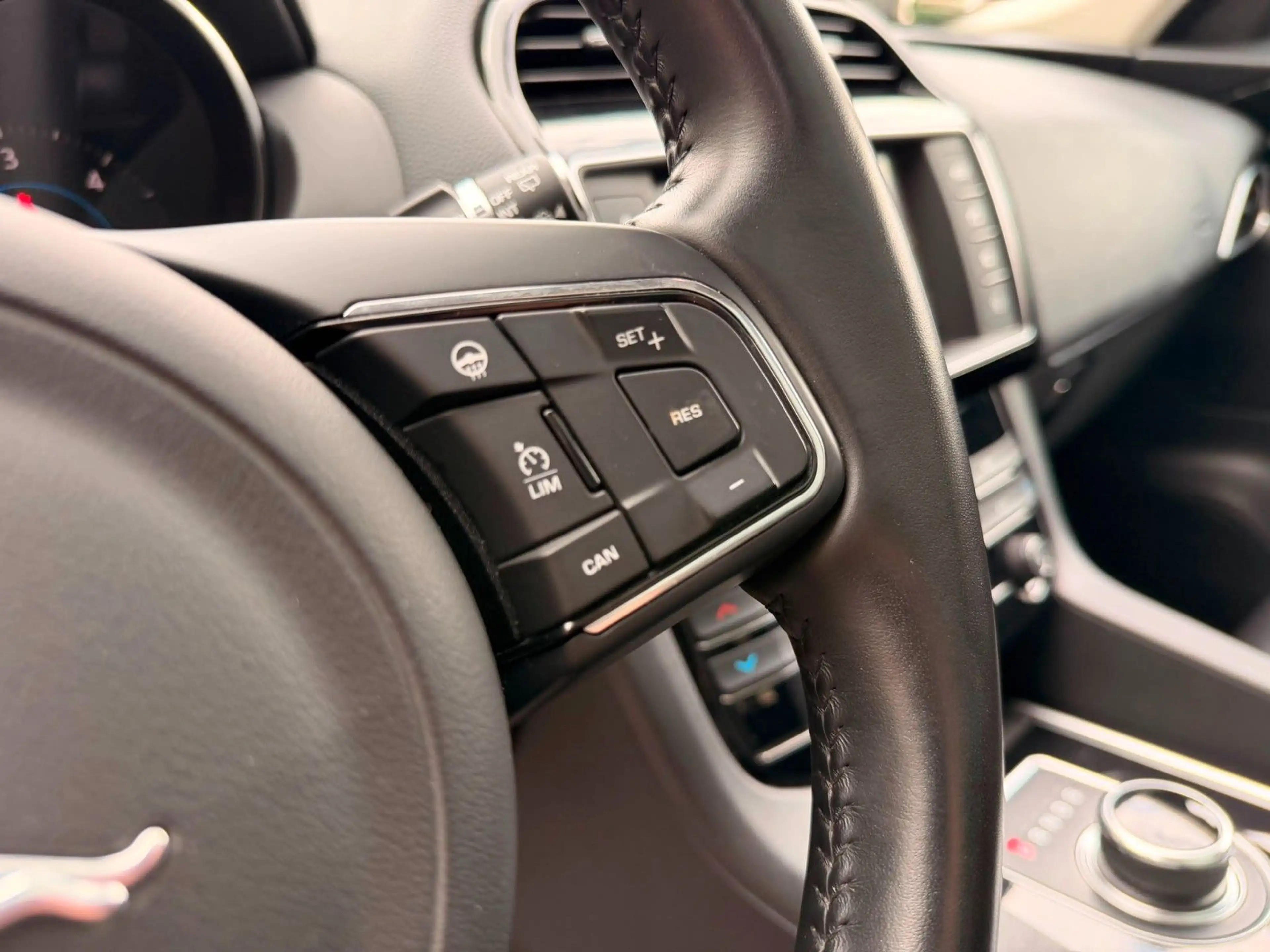 Jaguar F-Pace F-PACE 20d Prestige AWD  1.Hand Kette neu ! — photo 13