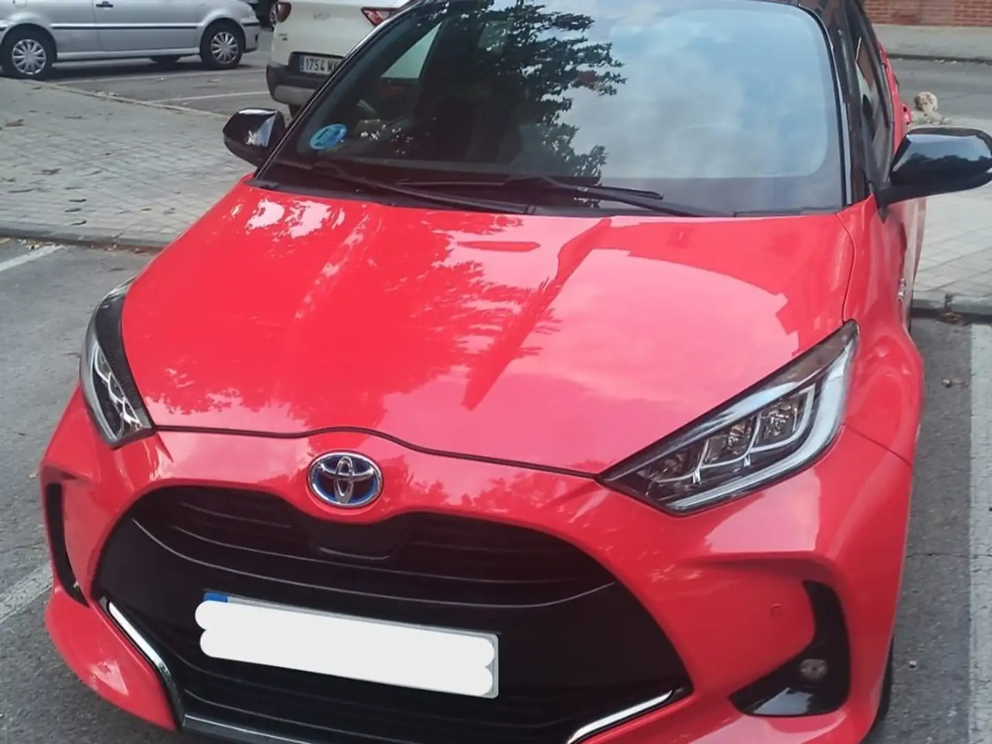 Toyota Yaris 120H 1.5 Active Tech Rojo - 2